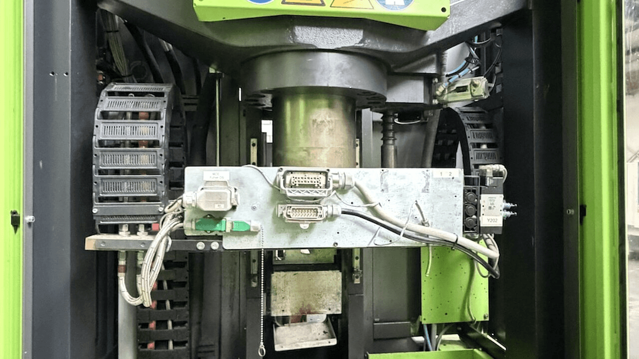 Gebrauchte Engel insert 200H/70 Vertikal, Baujahr 2011, mit Zwei-Stationen-Rundtisch und 700 kN Schließkraft.
