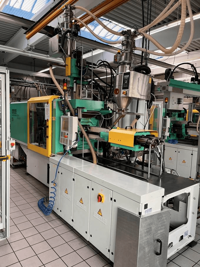 Vorderansicht einer Arburg 520 S 1600 290 Spritzgussmaschine. Präzise elektrische/ hydraulische Technik, ideal für hochwertige Kunststoffteile. Jetzt verfügbare Informationen, Zustand und Lieferoptionen bei Maschinen-Handel.eu ansehen